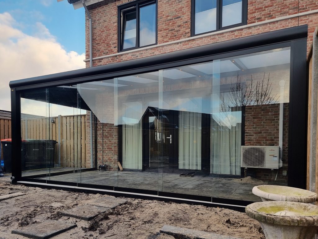 Tuinkamer met glazen schuifwanden en zijwand
