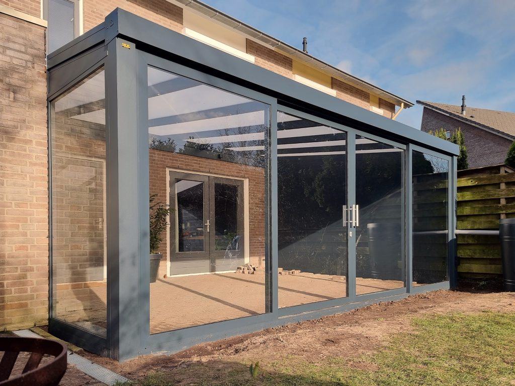 Antraciet tuinkamer met glazen schuifwanden