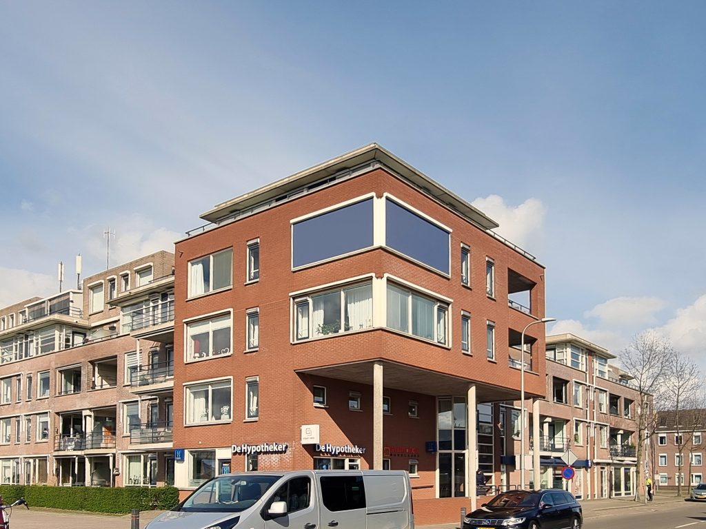 Screens aan een appartementengebouw