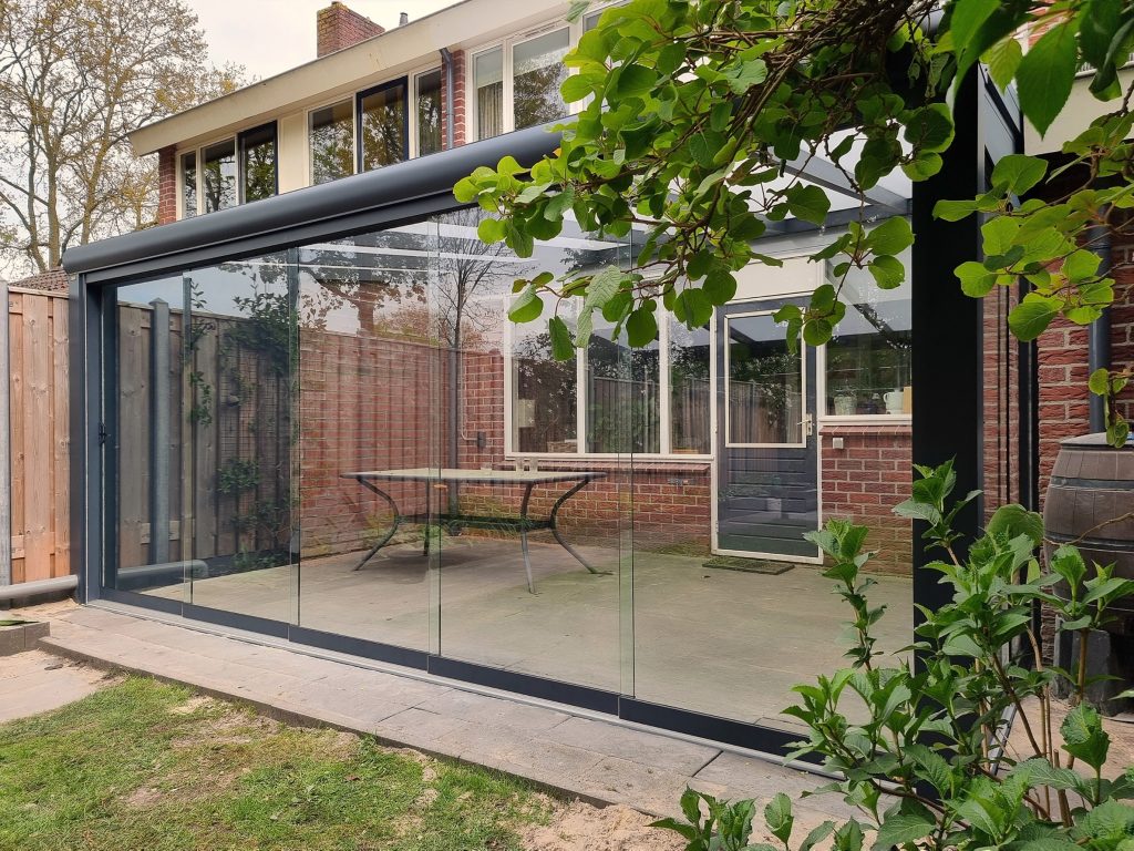 Tuinkamer met glazen dak in een groene tuin