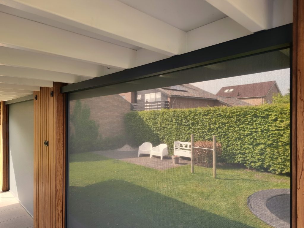 Uitzicht door een screen onder een overkapping