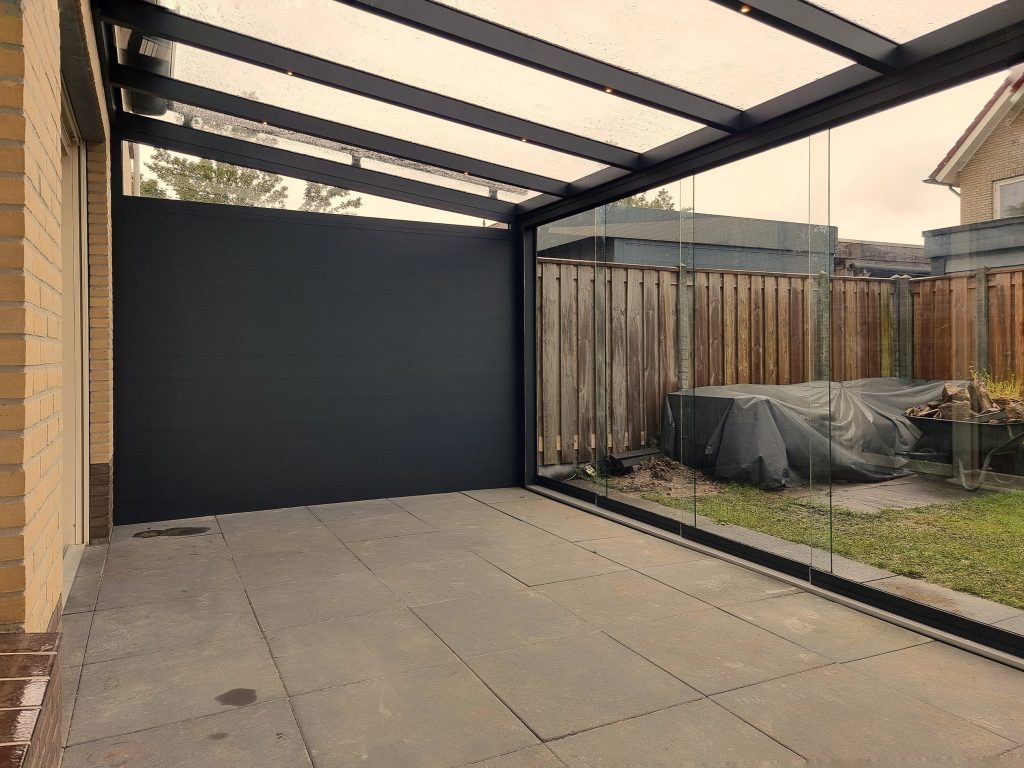 Veranda met glazen schuifwanden en zijwand