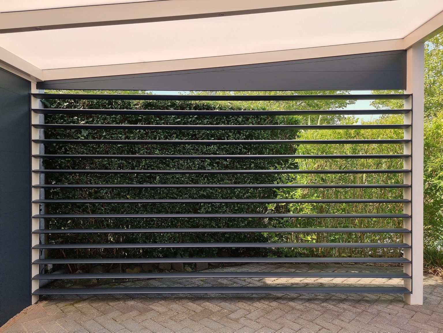 Veranda met antraciet aluminium zijwanden