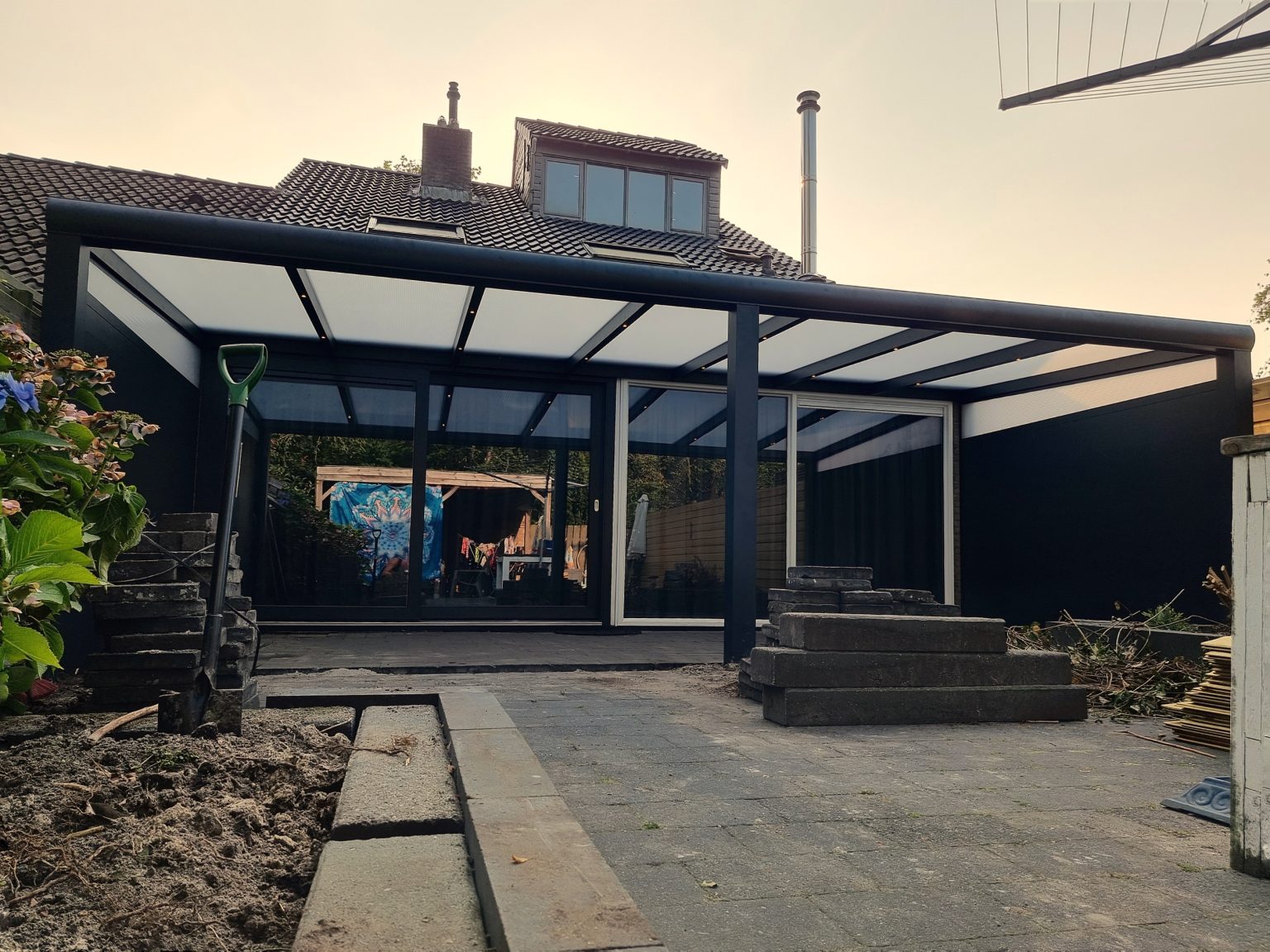 Antraciet aluminium veranda met glazen schuifwanden