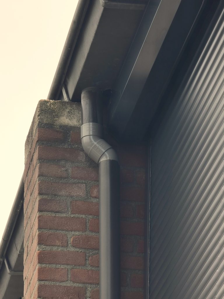 Detail van een rolluikkast en geleider