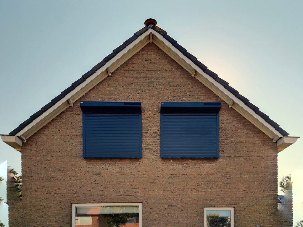 Rolluiken in een puntgevel