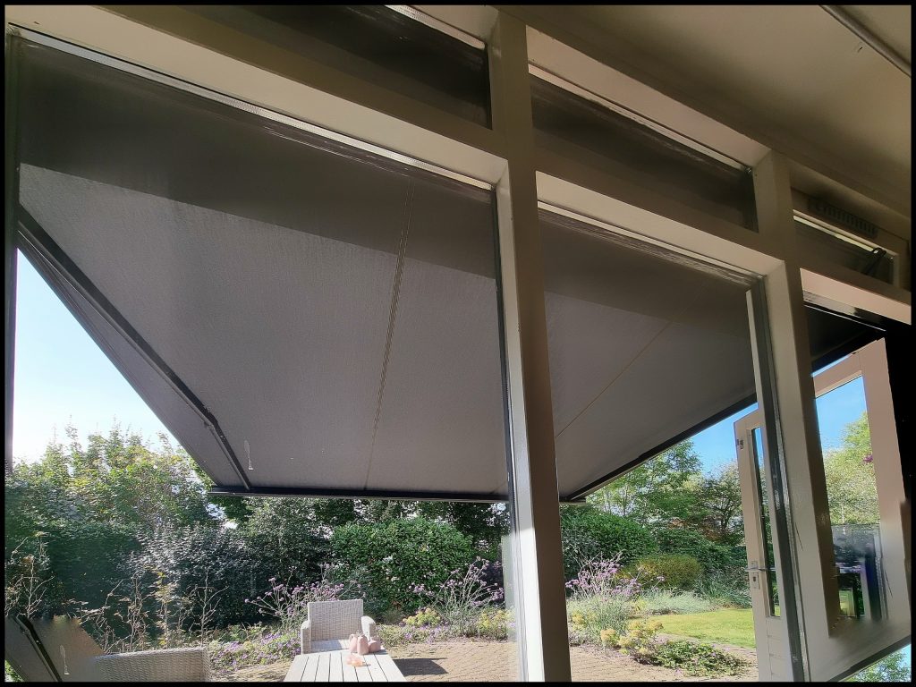 Knikarmscherm boven een tuin