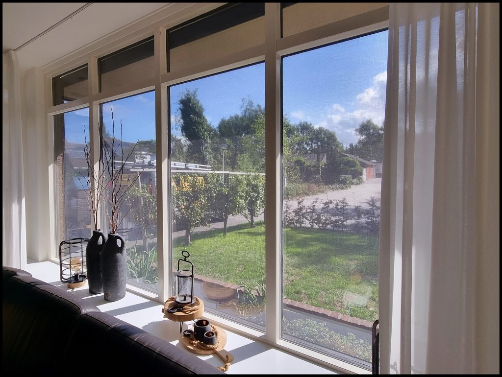 Uitzicht van binnen naar buiten door een gesloten screen