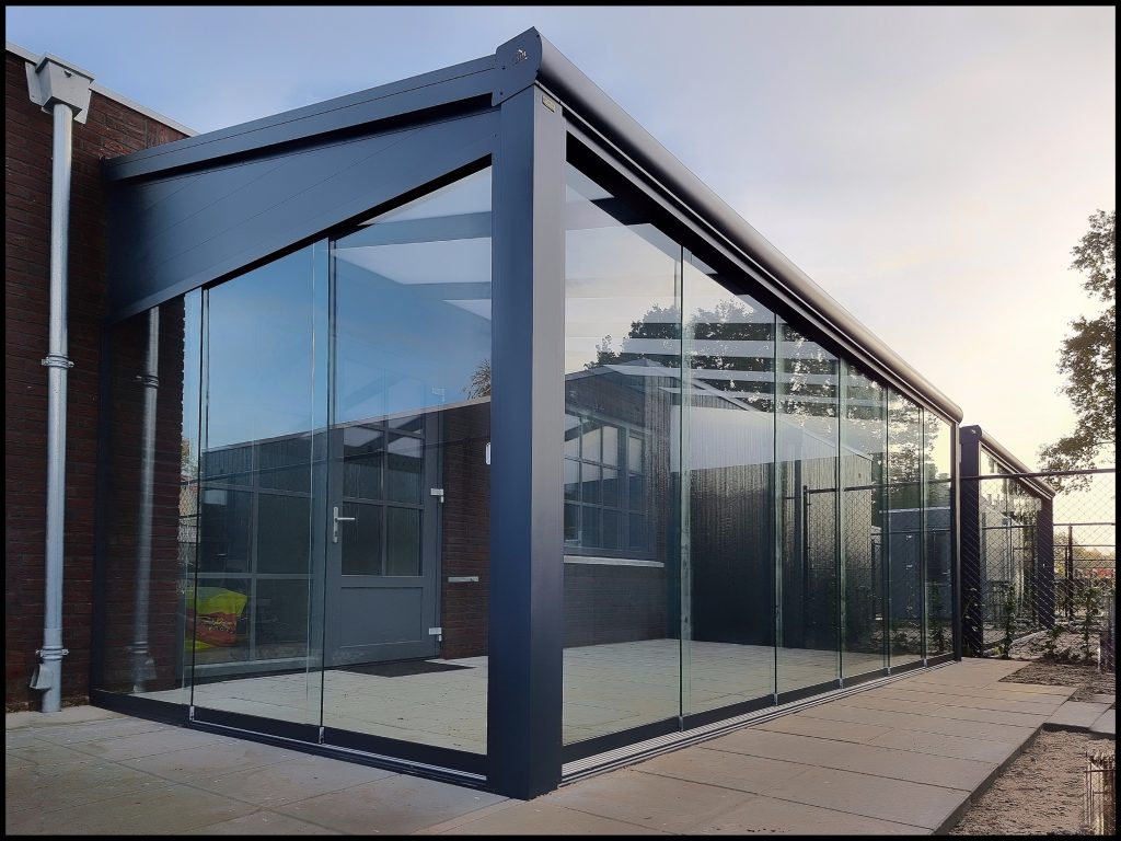 Moderne tuinkamer met glazen wanden
