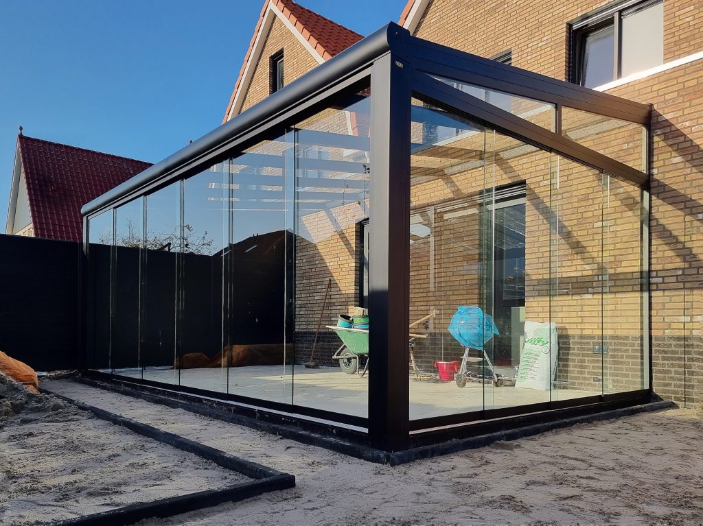Tuinkamer aan een bakstenen woning