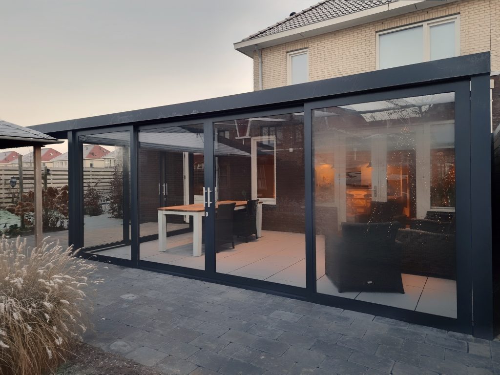 Antraciet schuifpuien aan een tuinkamer