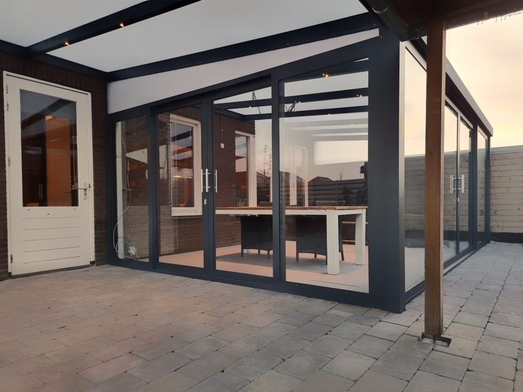 Tuinkamer met schuifpuien onder een bestaande overkapping