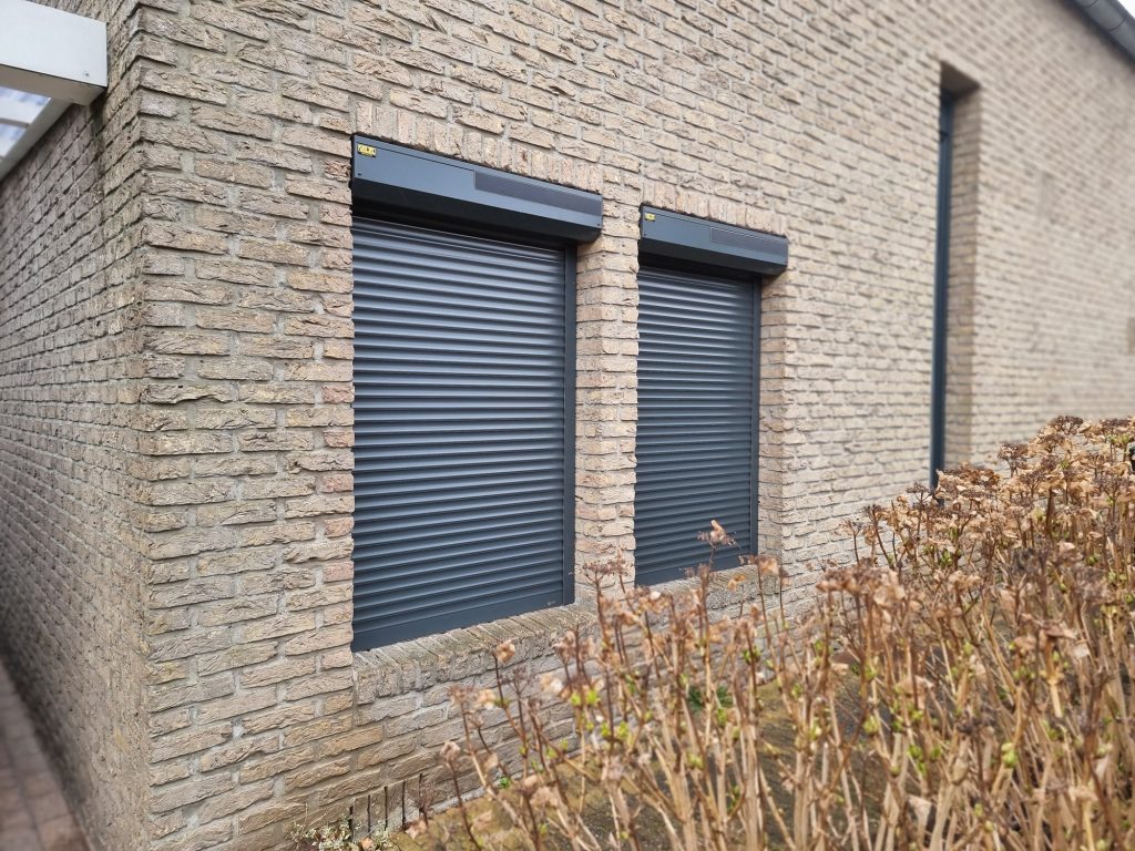Gesloten antraciet rolluiken aan een woning