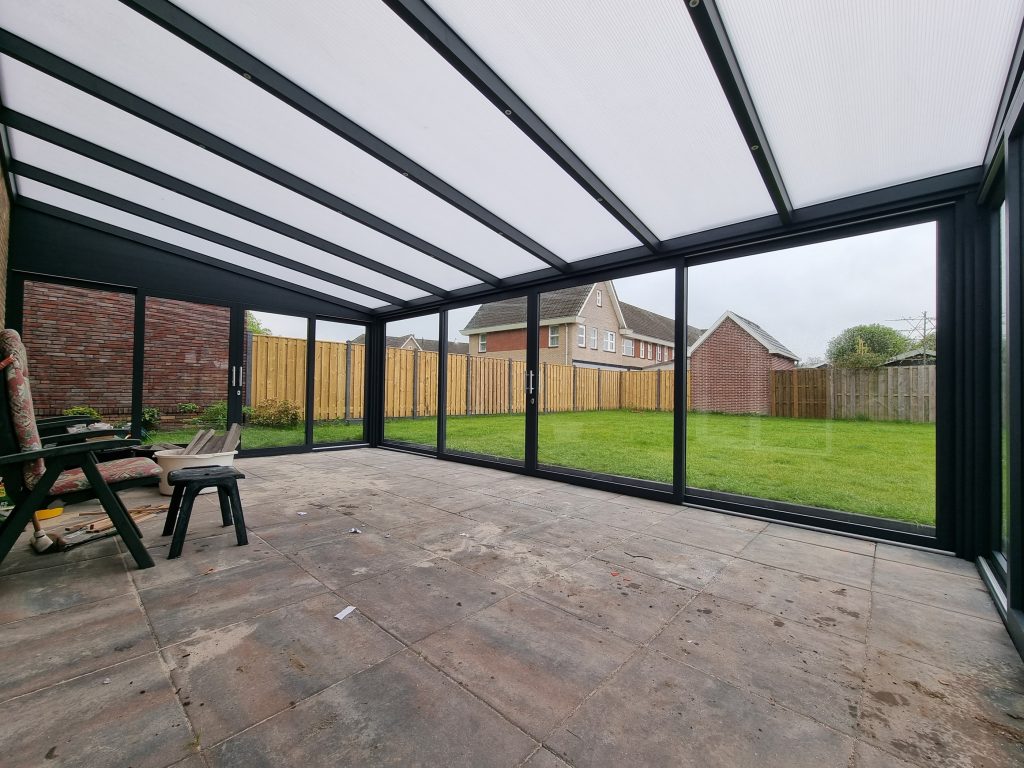 Tuinkamer met schuifpuien van binnen gezien