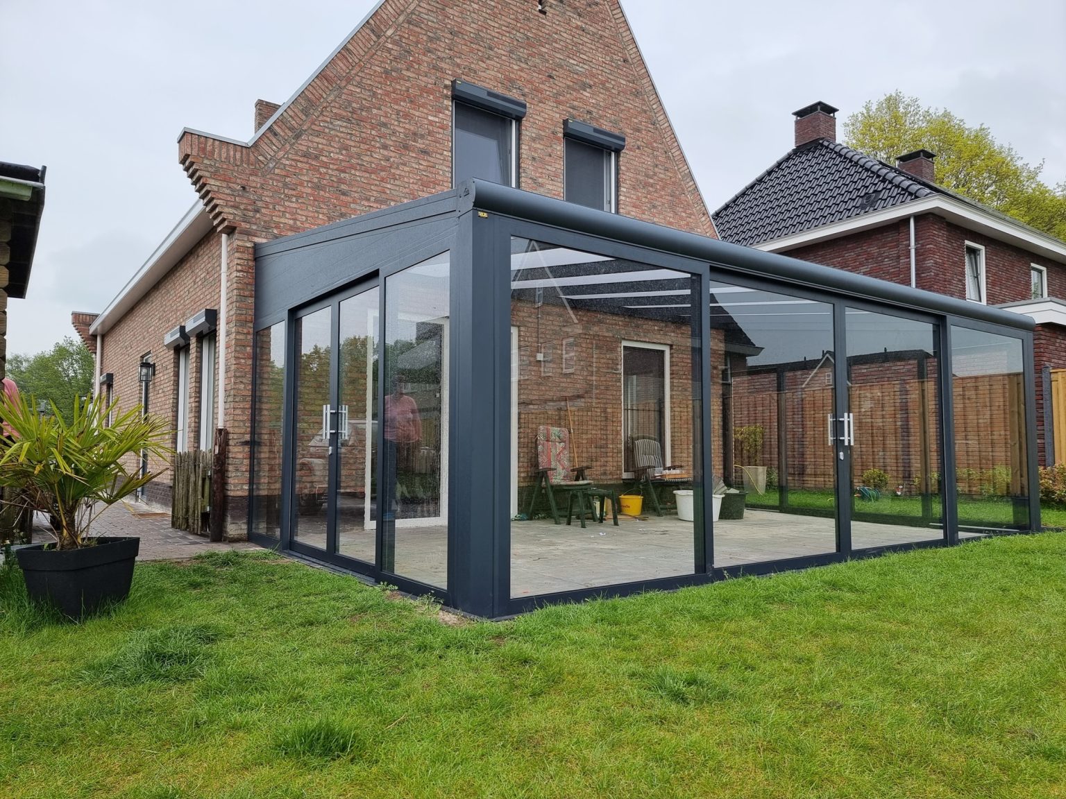Tuinkamer met aluminium schuifpuien van buiten
