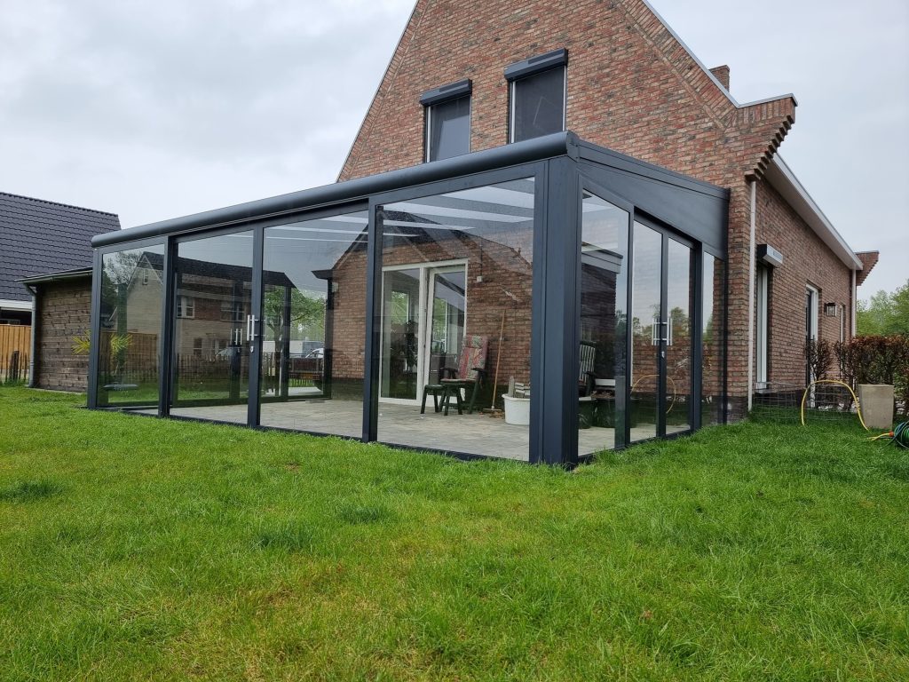 Vrijstaande tuinkamer met aluminium schuifpuien