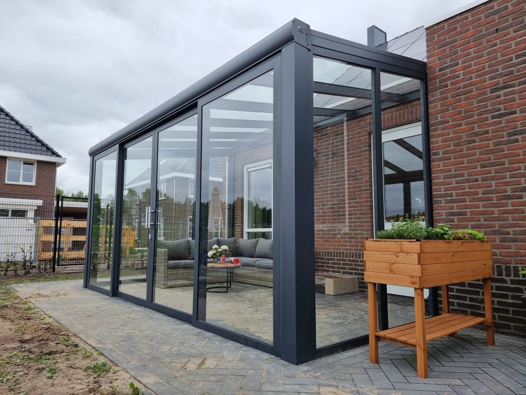 Hoek van een tuinkamer met schuifpuien