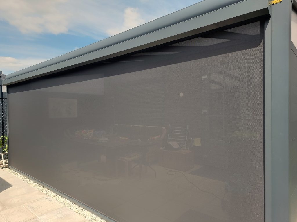 Brede screen onder een overkapping