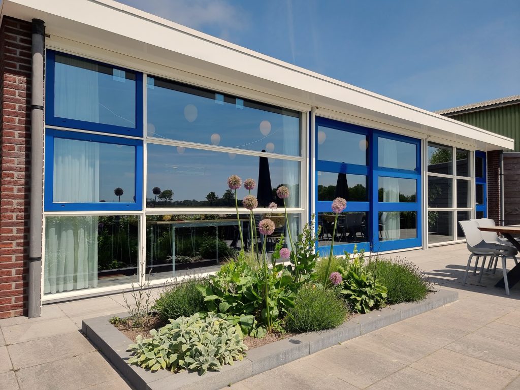 Screens aan een moderne woning