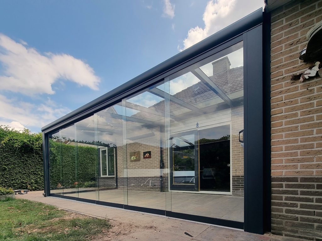 Tuinkamer met glazen dak en schuifwanden