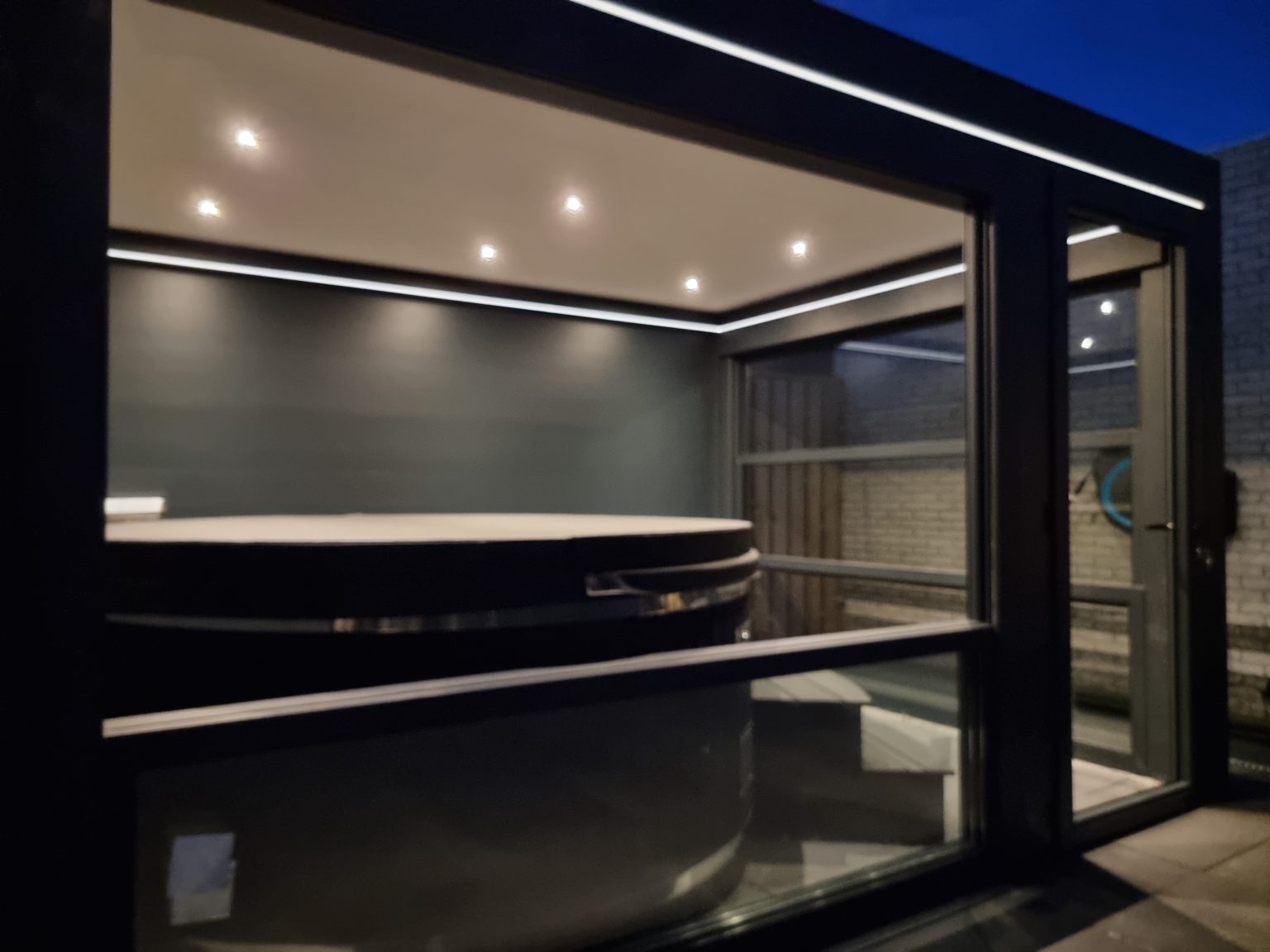 Interieur van een lamellendak met LED-strips