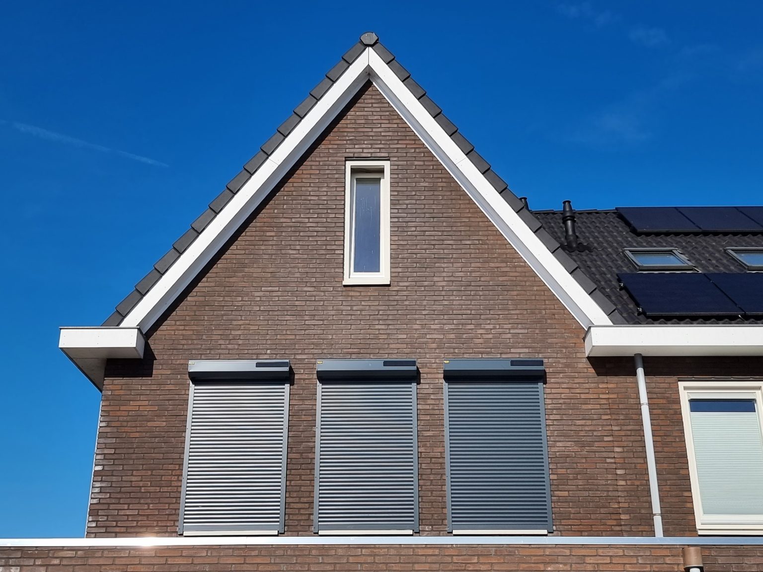 Woning met antraciet solar rolluiken