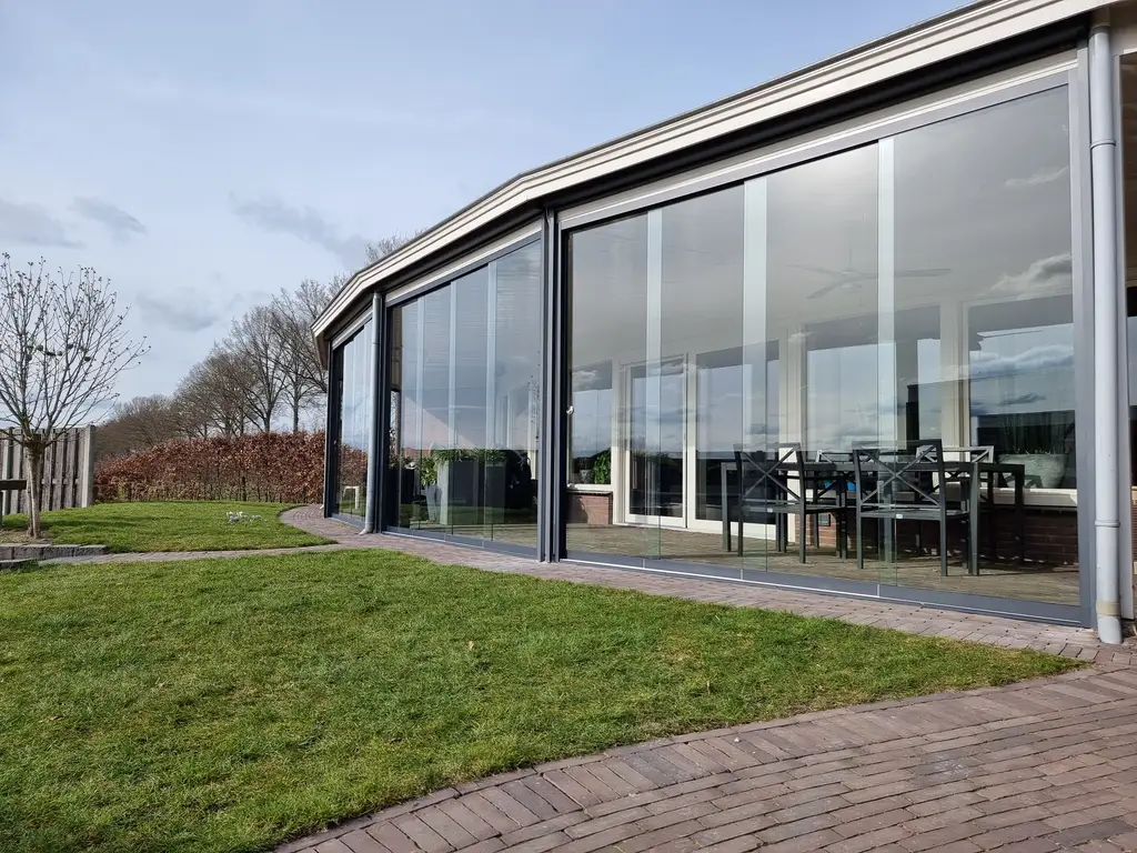 Tuinkamer met glazen schuifwanden, geplaatst door VELZL