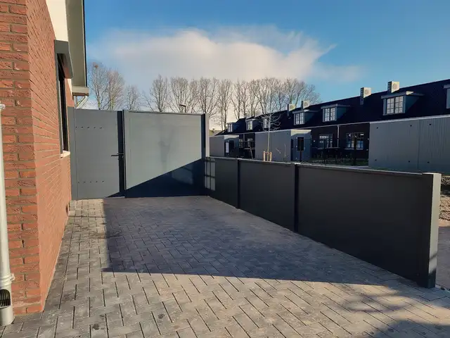 Antraciet erfafscheiding langs een oprit, geplaatst door VELZL