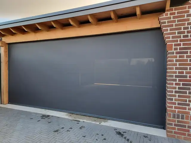 Breed screen onder een houten overkapping, geplaatst door VELZL