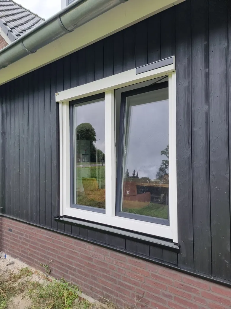 Solar screen met het zonnepaneel op de cassette