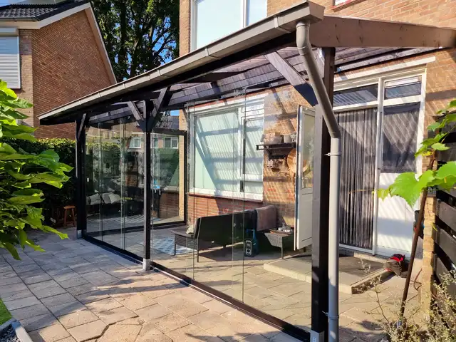 Glazen schuifwanden onder een overkapping, geplaatst door VELZL