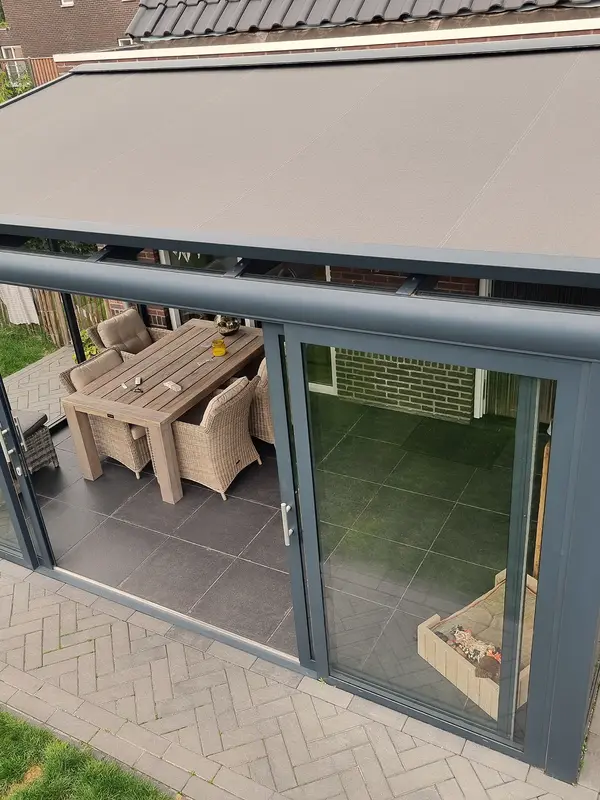 Verandazonwering op een veranda met glazen schuifwanden