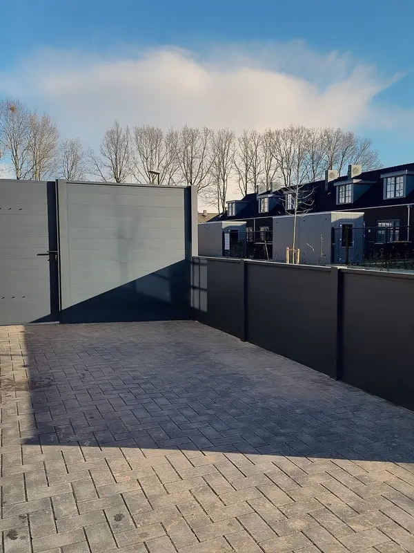 Antraciet aluminium erfafscheiding langs een oprit