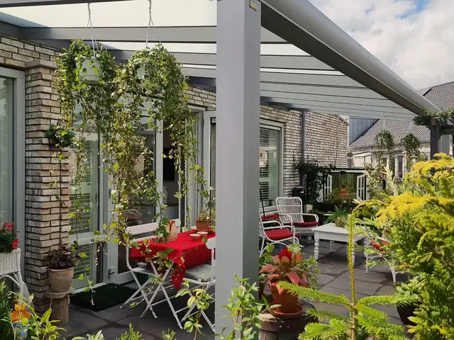 Veranda met veel groen, geplaatst door VELZL