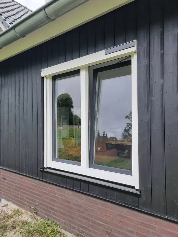 Solar screen met het zonnepaneel op de cassette, geplaatst door VELZL
