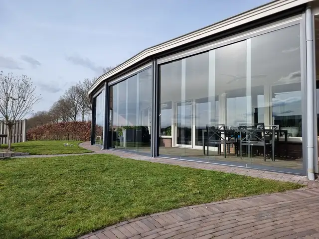 Tuinkamer met glazen schuifwanden, geplaatst door VELZL