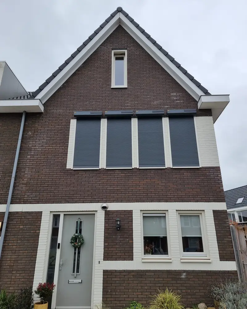 Woning met antraciet rolluiken, geplaatst door VELZL