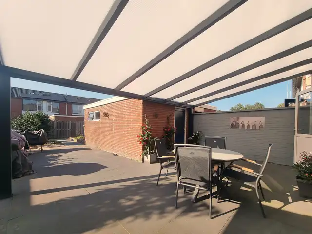 Veranda met opaal polycarbonaat dak, geplaatst door VELZL