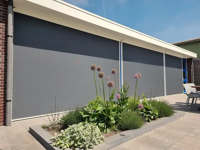 Screens aan een bungalow, geplaatst door VELZL