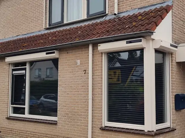 Crèmewitte rolluiken aan een woning, geplaatst door VELZL