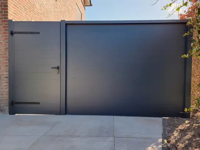 Aluminium deur in een erfafscheiding, geplaatst door VELZL