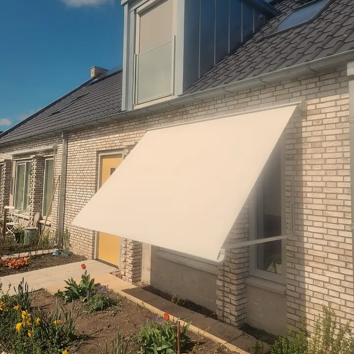 Crèmekleurig uitvalscherm aan een rijwoning