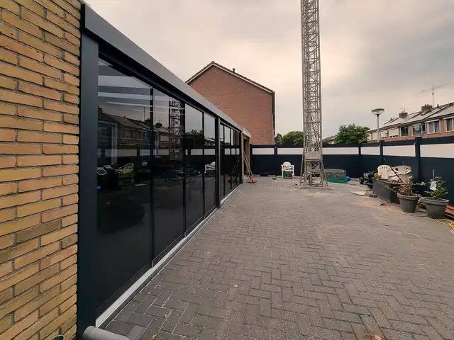 Lange rij glazen schuifwanden, geplaatst door VELZL