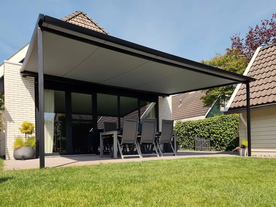 Vrijstaande antraciet pergola-zonwering boven een terras