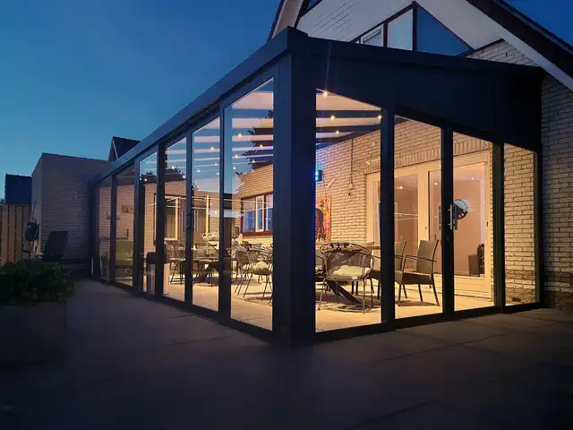 Verlichte tuinkamer in de avond, geplaatst door VELZL