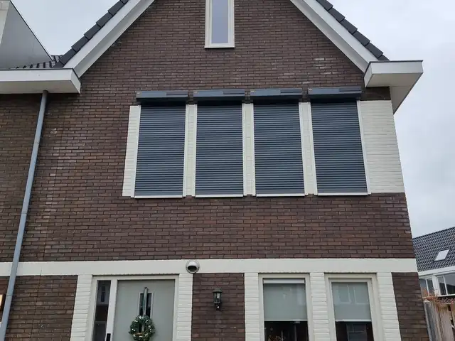 Antraciet rolluiken aan een woning, geplaatst door VELZL