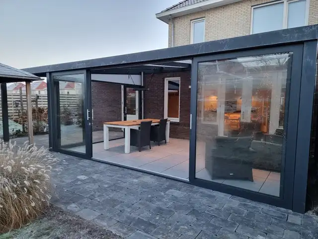Aanbouw met aluminium schuifpuien, geplaatst door VELZL