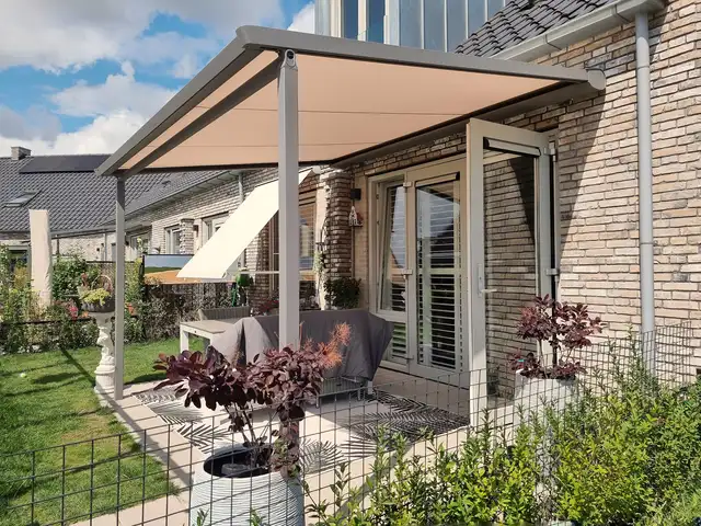 Pergola-zonwering in een tuin, geplaatst door VELZL