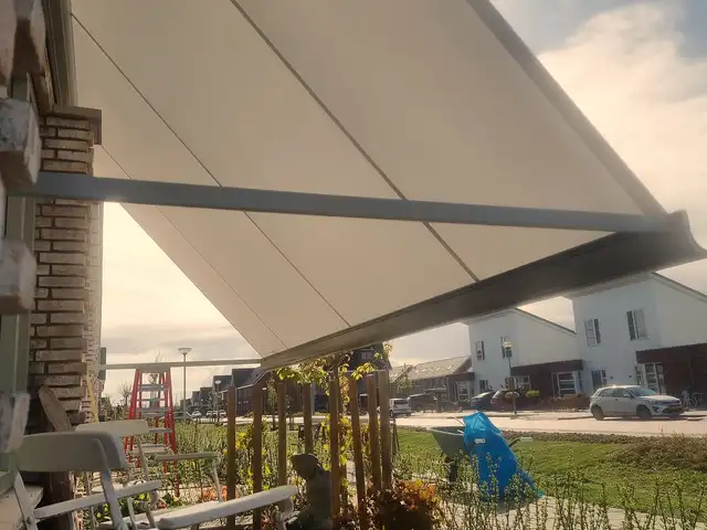 Uitvalscherm boven een terrasje, geplaatst door VELZL