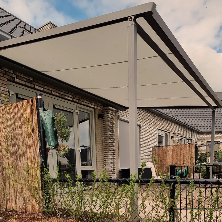 Pergola-zonwering aan de achterzijde van een woning